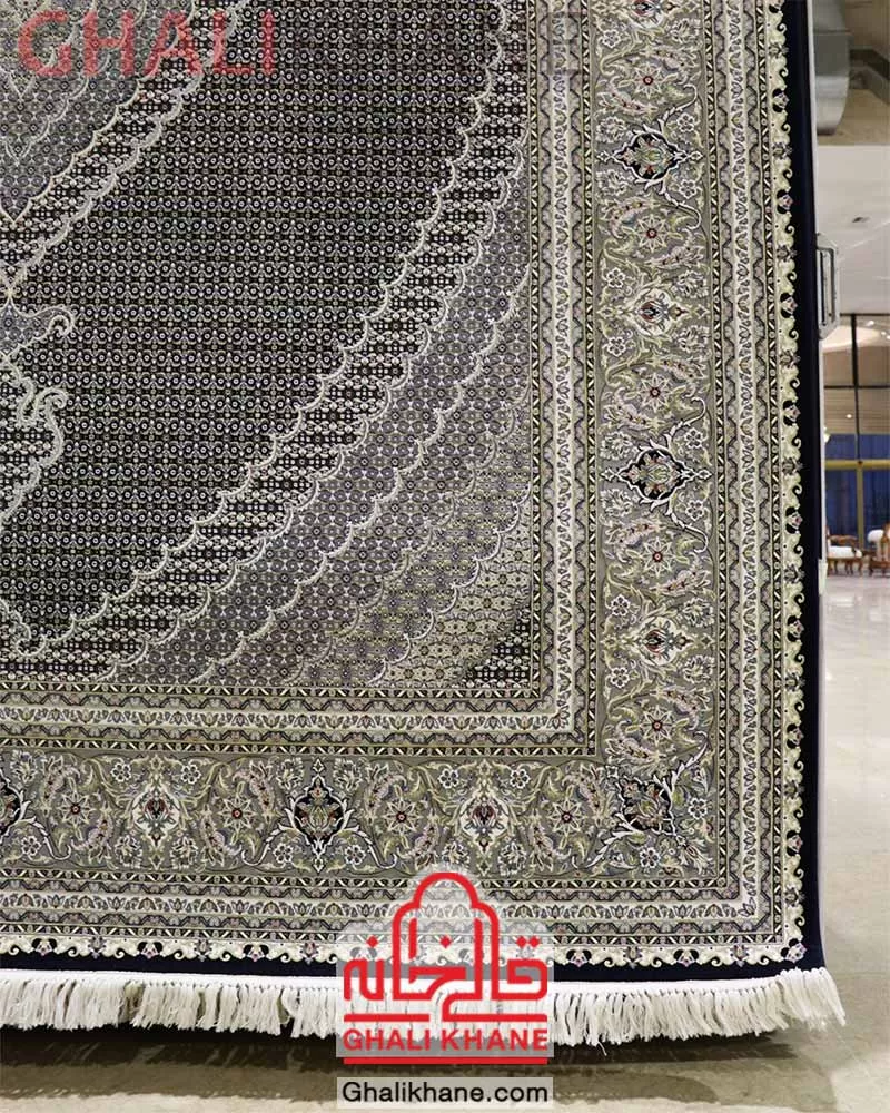 فرش زمرد مشهد 1200 شانه طرح ریز ماهی کد 23001 سرمه ای