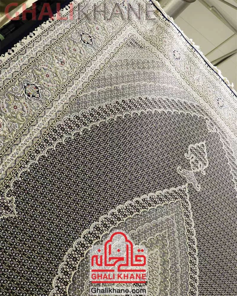 فرش زمرد مشهد 1200 شانه طرح ریز ماهی کد 23001 سرمه ای