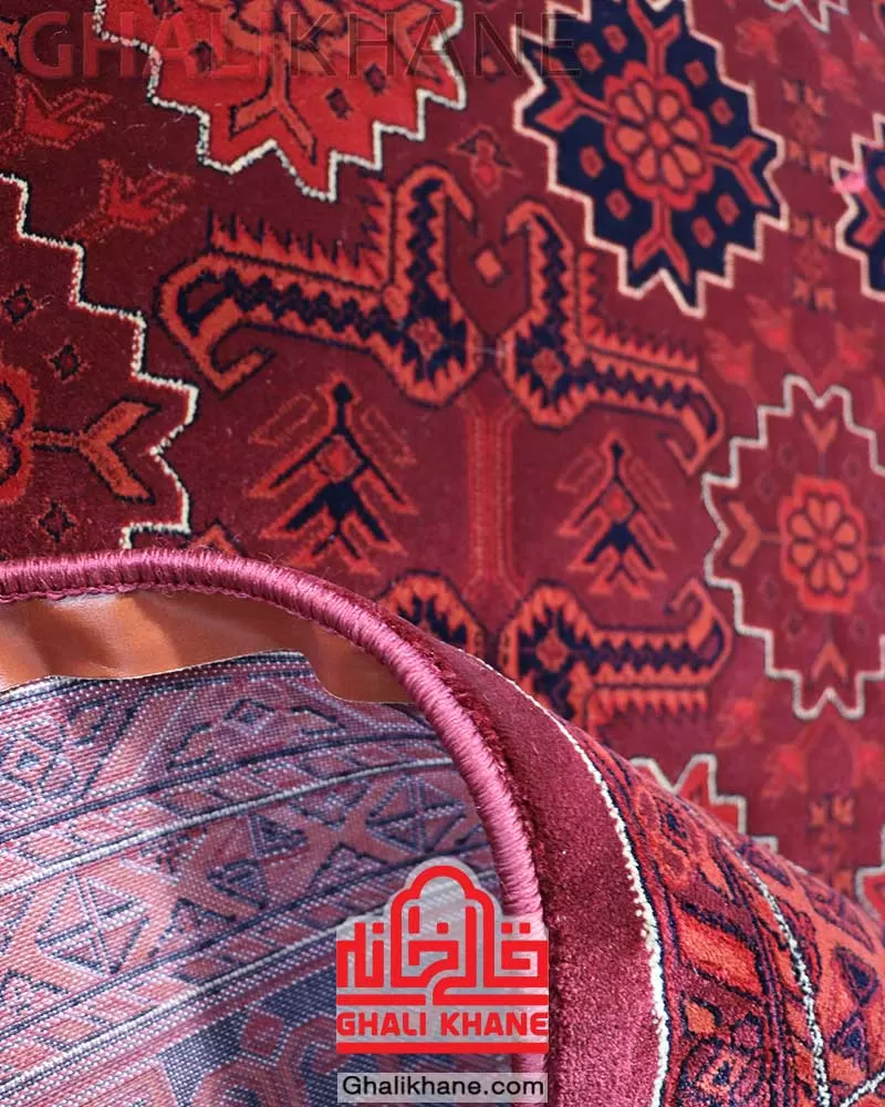 فرش هیوا 700 شانه طرح بلوچ رنگ‌ لاکی