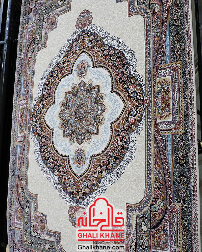 فرش زمرد مشهد 700 شانه کد 25034 طرح باغ معلق کرم